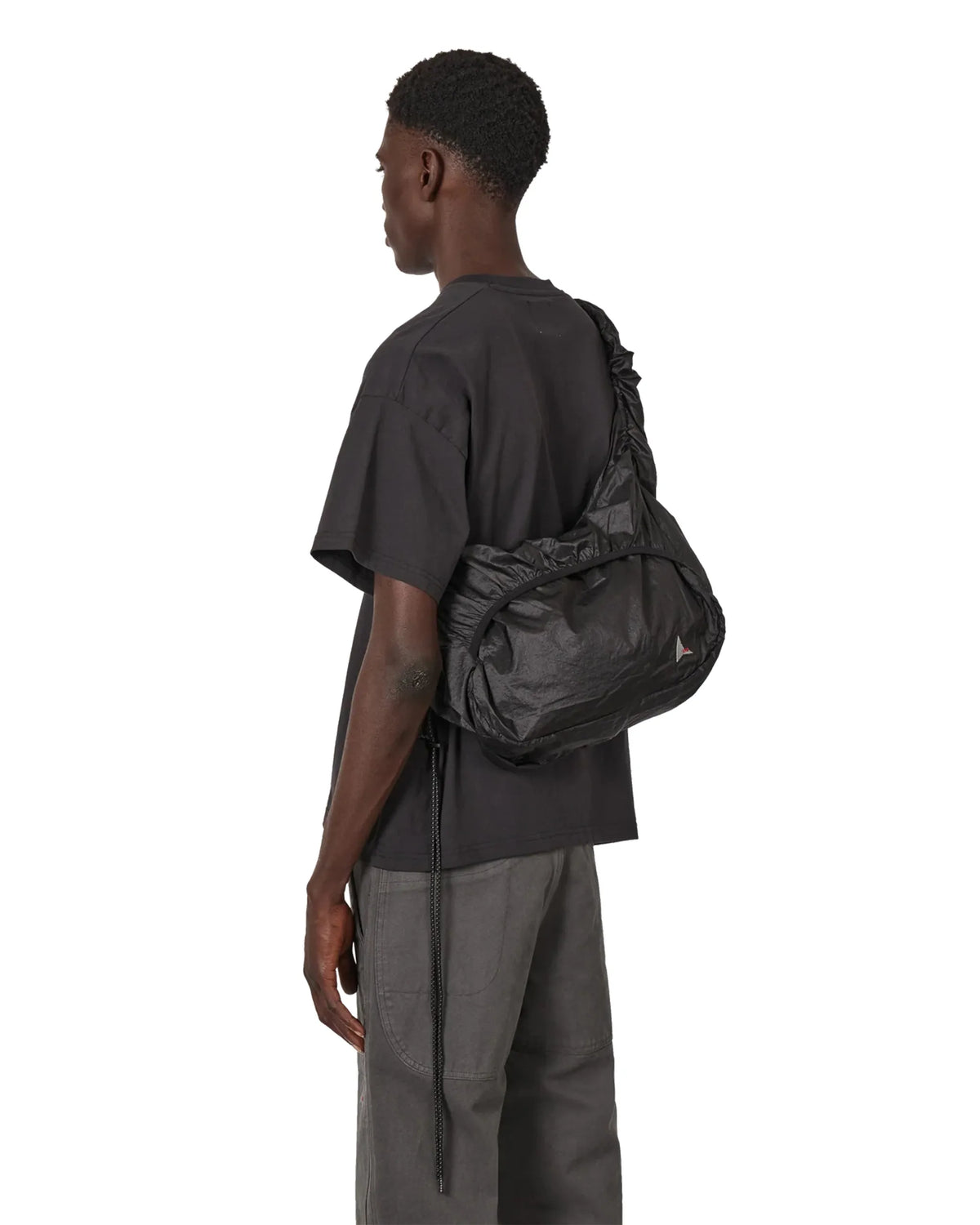 ROA LAKI Packable Knot Bag Black 着用イメージ