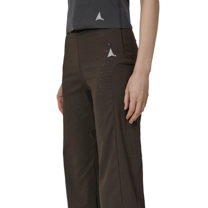 ROA MARVA Compression Flared Pants Dark Brown 着用イメージ　ロゴ部分