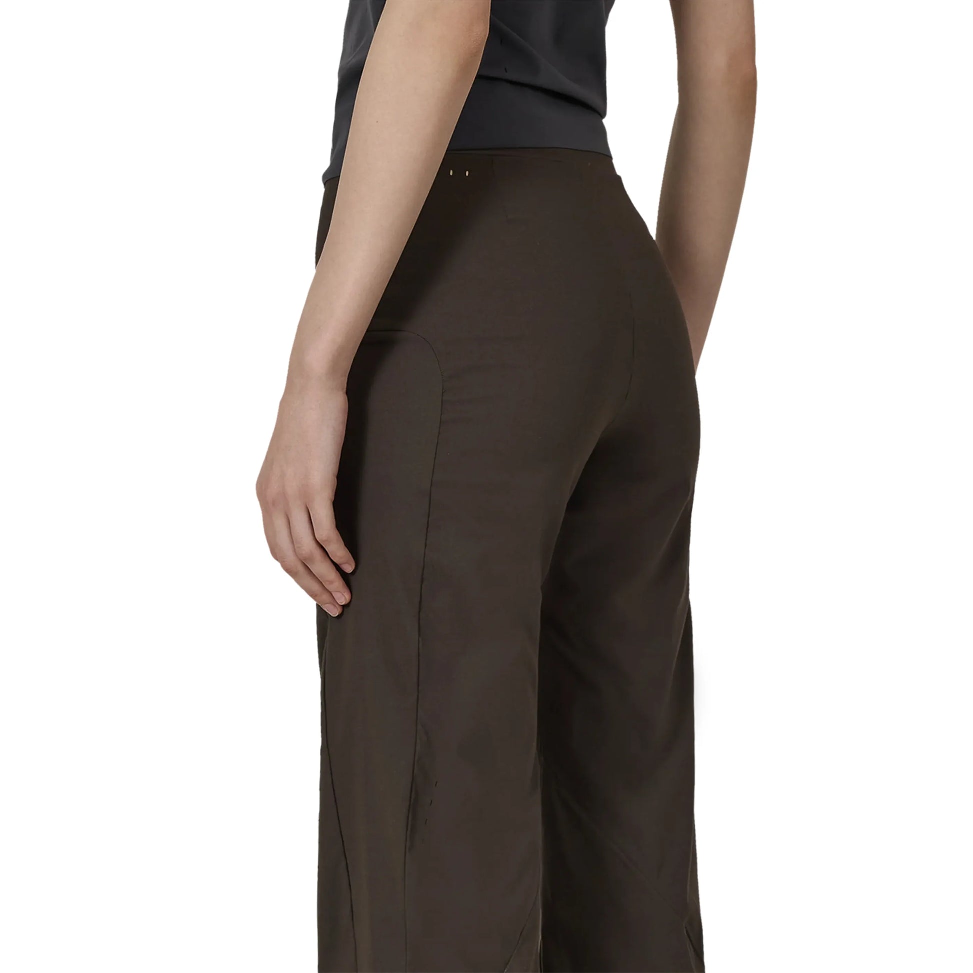 ROA MARVA Compression Flared Pants Dark Brown 着用イメージ　背面　ヒップ部分詳細