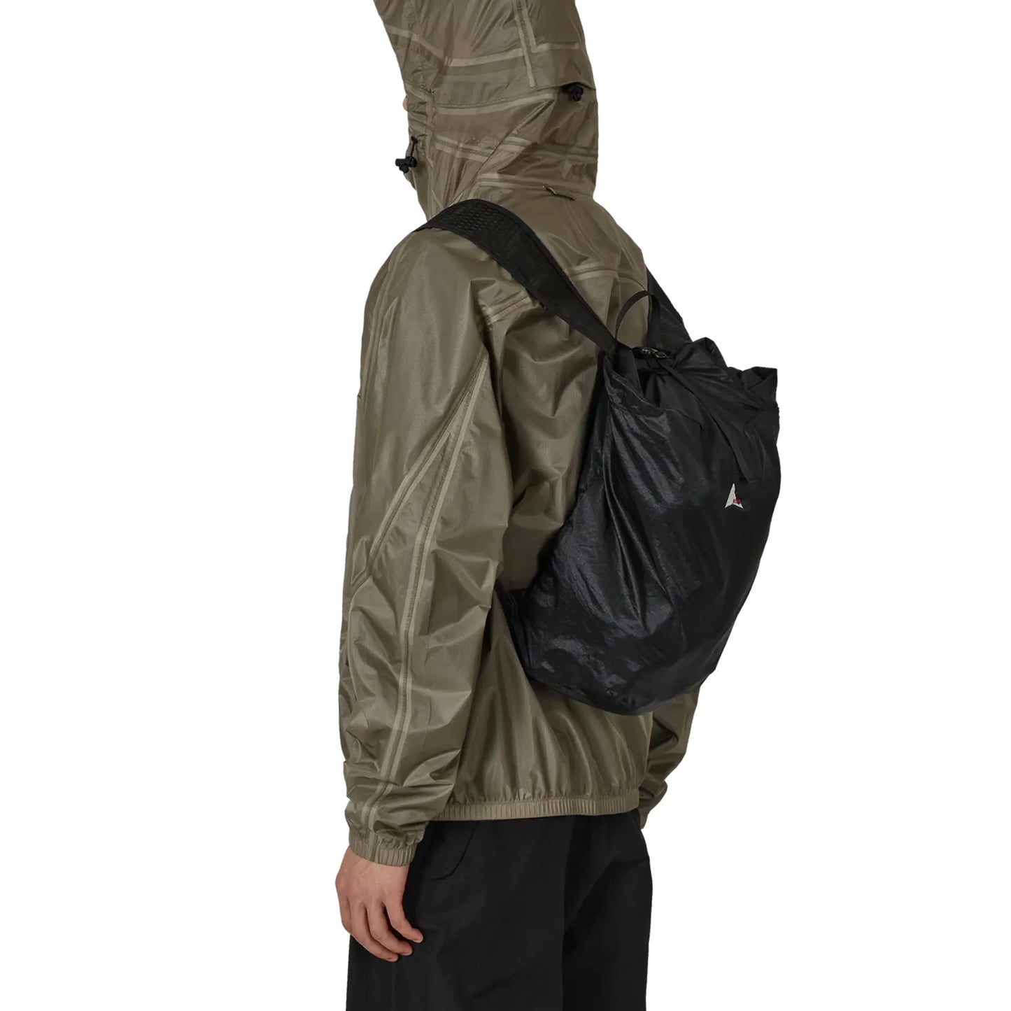 ROA VAPHI 15L Ripstop Packable Backpack Black 着用イメージ サイドシルエット フィット感