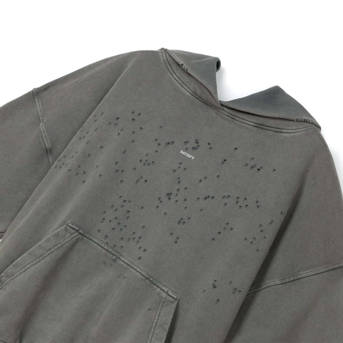 SATISFY MothTech™ Hoodie Faded Blackのフロントディテール。レーザーカットによる通気孔とウォッシュ加工された生地の質感。