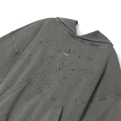 SATISFY MothTech™ Hoodie Faded Blackのフロントディテール。レーザーカットによる通気孔とウォッシュ加工された生地の質感。