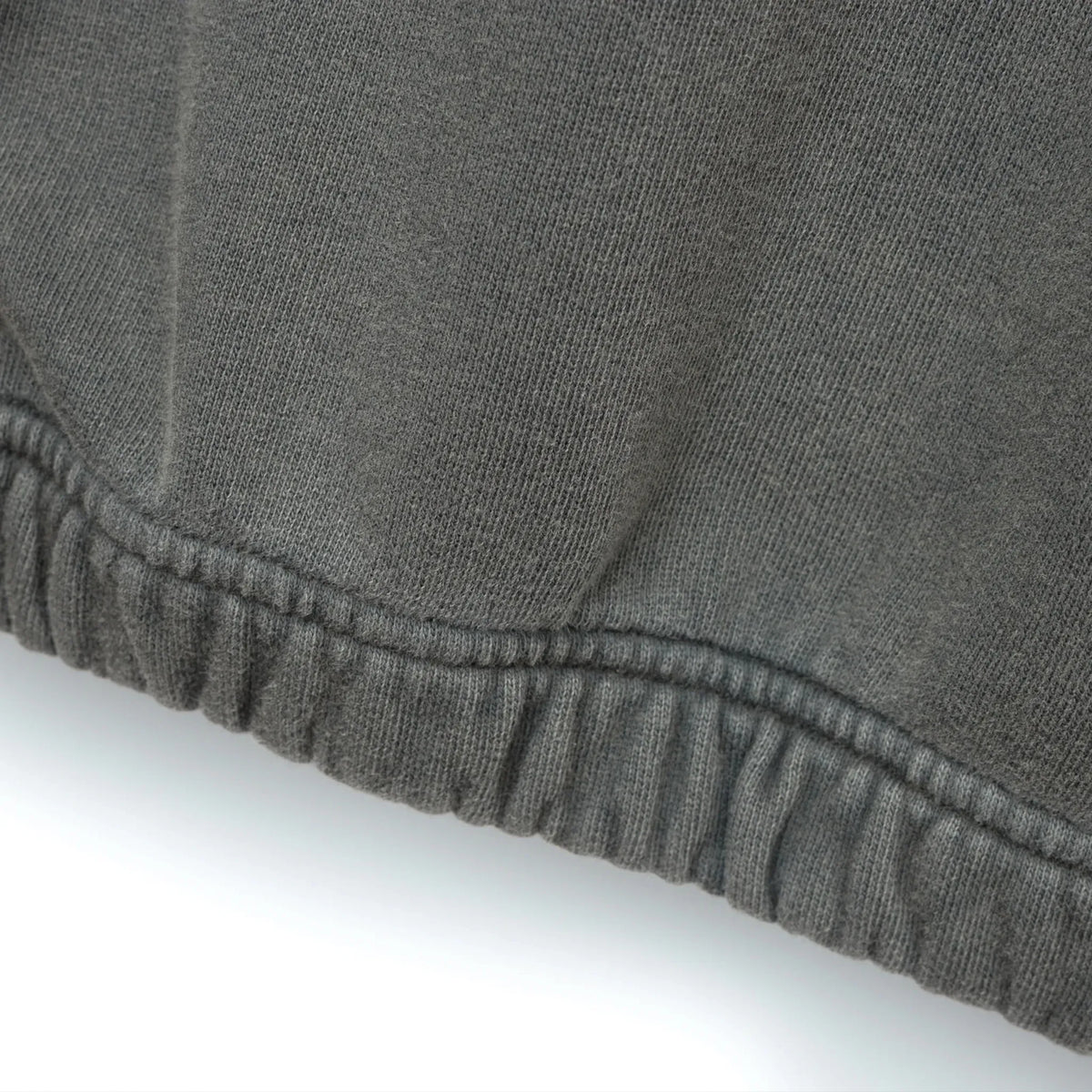 SATISFY MothTech™ Hoodie Faded Blackの裾ディテール。フィット感を高める伸縮性のある裾リブ仕様。
