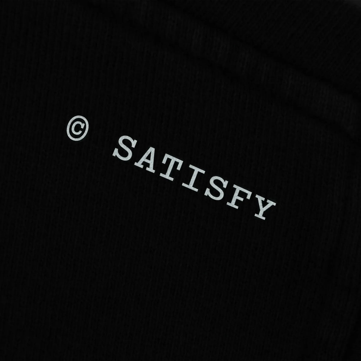 SATISFY MothTech™ Hoodie Faded Blackのリフレクターロゴ。暗所で光を反射する©SATISFYプリントのディテール。