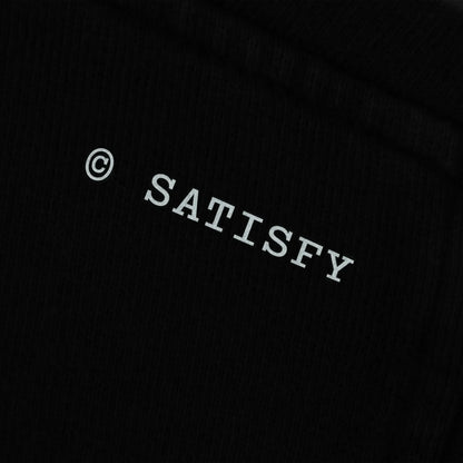 SATISFY MothTech™ Hoodie Faded Blackのリフレクターロゴ。暗所で光を反射する©SATISFYプリントのディテール。