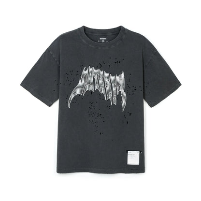 SATISFY MothTech™ T-Shirt Aged Black AirBrush Glitterの正面。グリッターロゴと通気孔が特徴のブラックTシャツ。