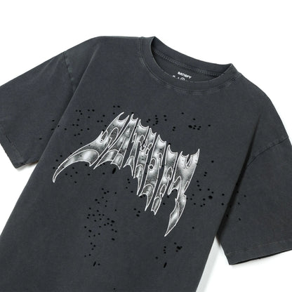 SATISFY MothTech™ T-Shirt Aged Black AirBrush Glitterのフロントディテール。グリッタープリントとウォッシュ加工による生地の風合い。