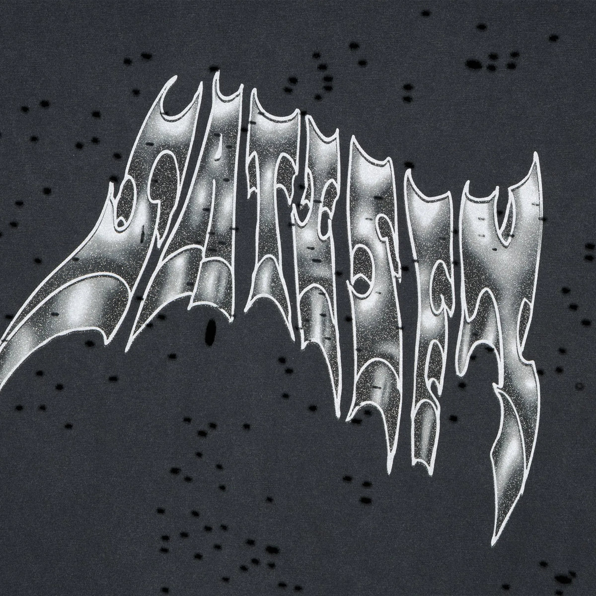 SATISFY MothTech™ T-Shirt Aged Black AirBrush Glitterのロゴディテール。牙のようにアレンジされたグリッタープリントとMothTech™の通気孔。