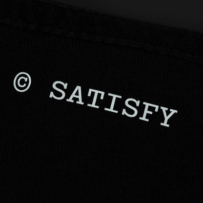 SATISFY MothTech™ T-Shirt Aged Black AirBrush Glitterのバックディテール。背面に配置された©SATISFYリフレクターロゴ。