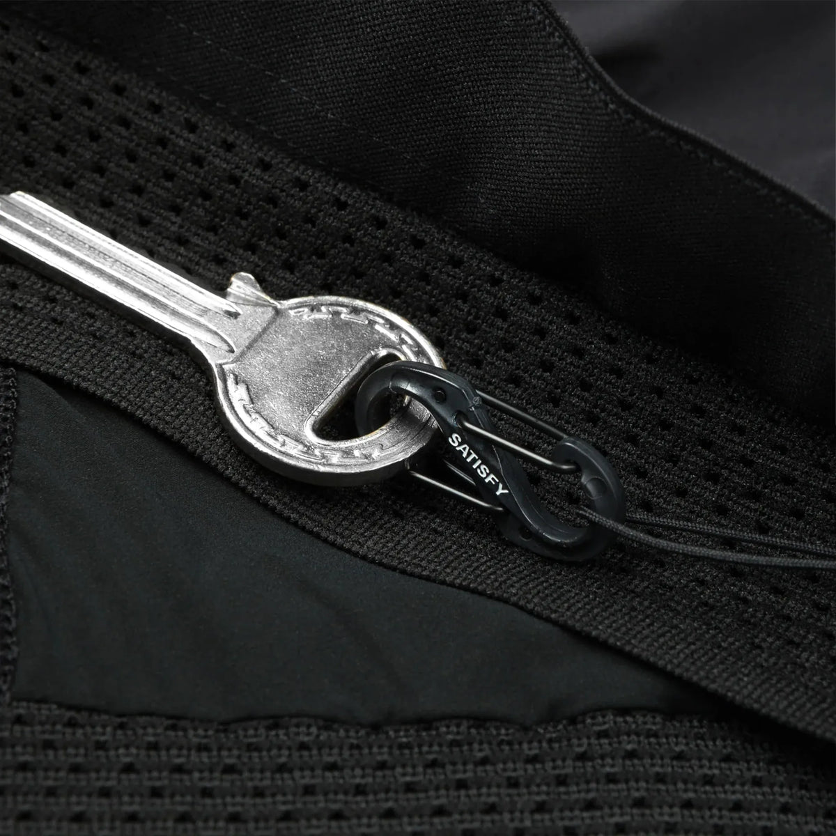 SATISFY TechSilk™ 8" Shorts Black カラビナ詳細