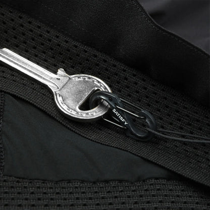SATISFY TechSilk™ 8" Shorts Black カラビナ詳細