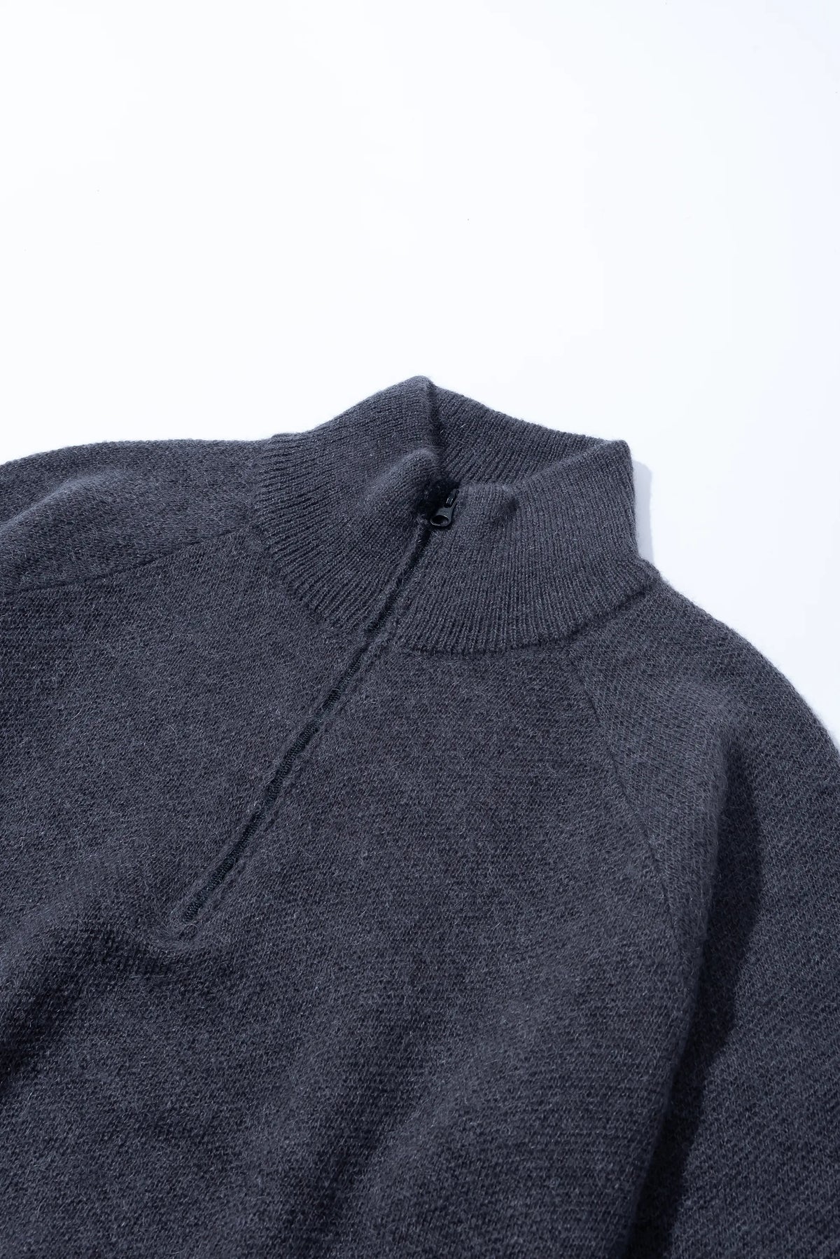 Hiking Patrol Essence Mohair Mixed Knit Top Slate Brown 商品画像 首元詳細