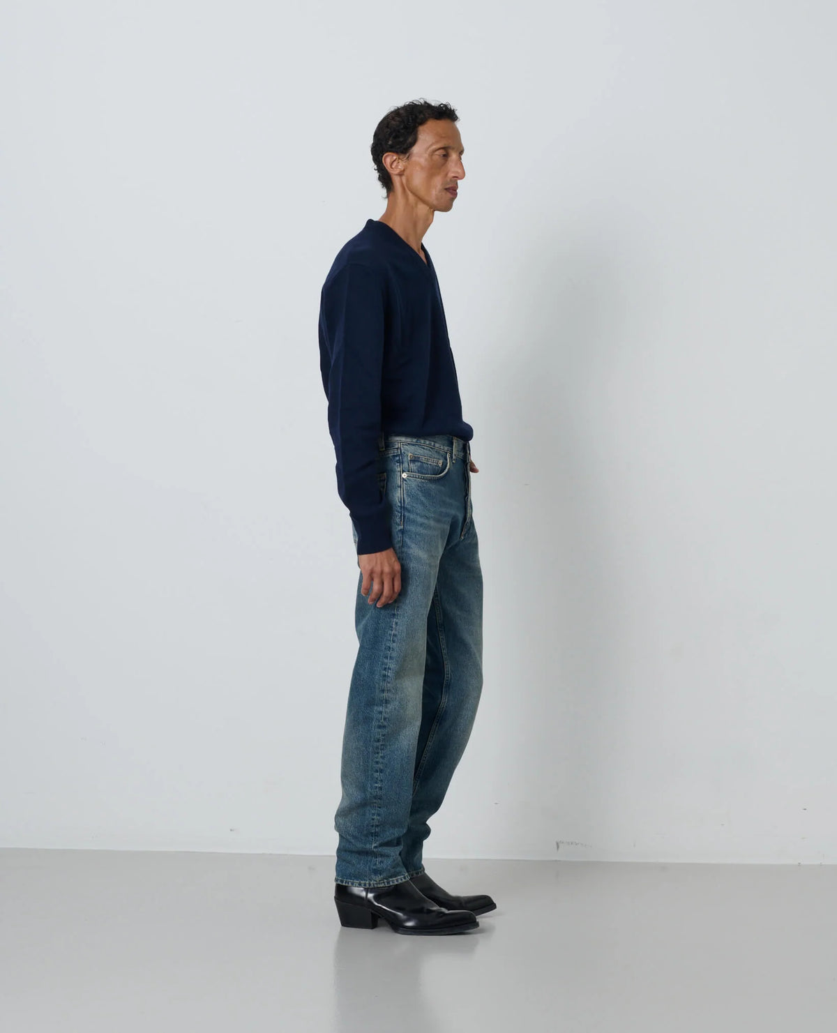 SUNFLOWER Moon Merino V Neck Navy 着用画像 全身スタイリング