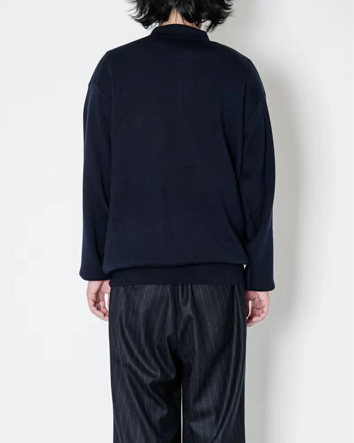 UNIVERSAL PRODUCTS. High Gauge Knit Polo Navy 着用イメージ 背面