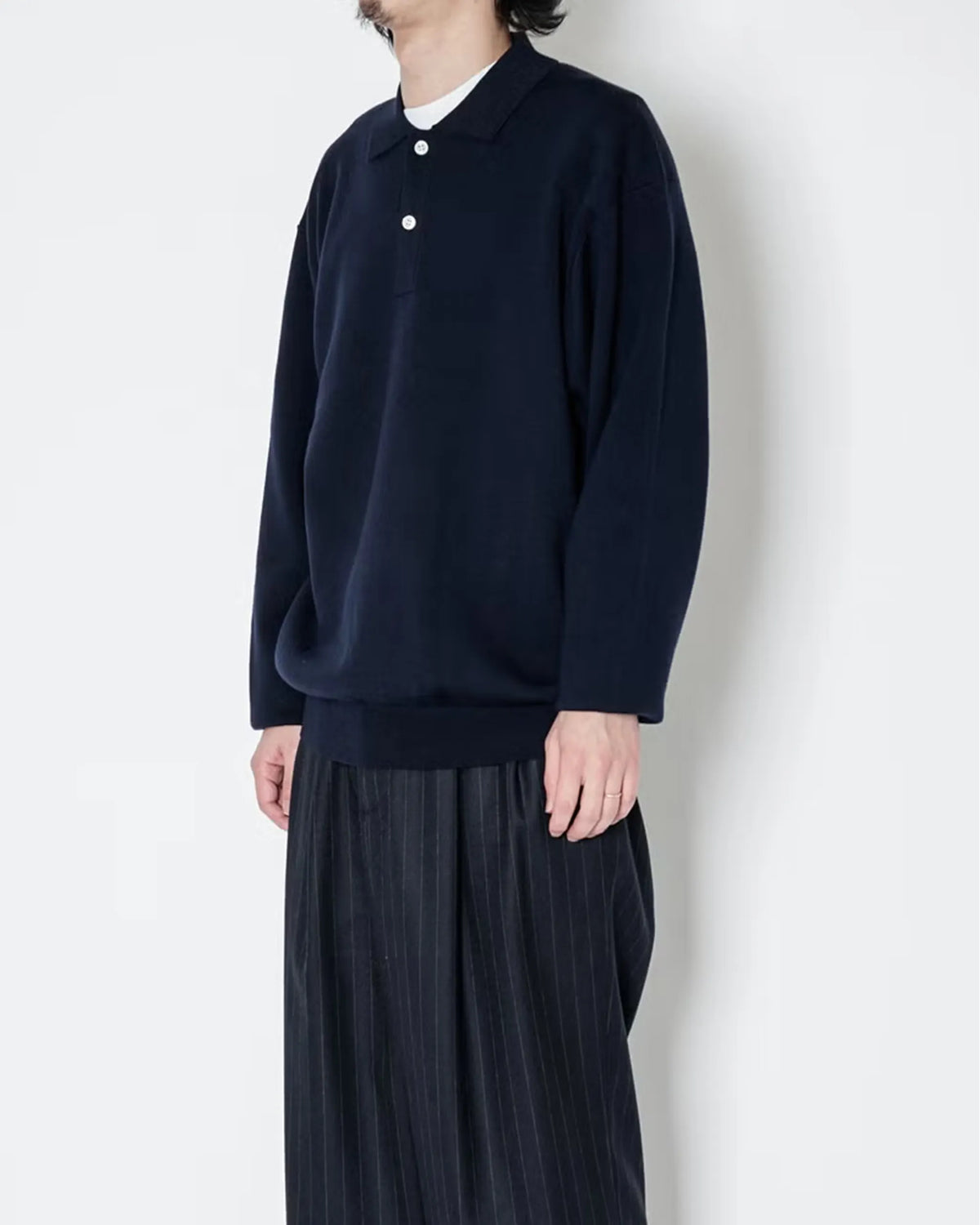UNIVERSAL PRODUCTS. High Gauge Knit Polo Navy 着用イメージ 側面