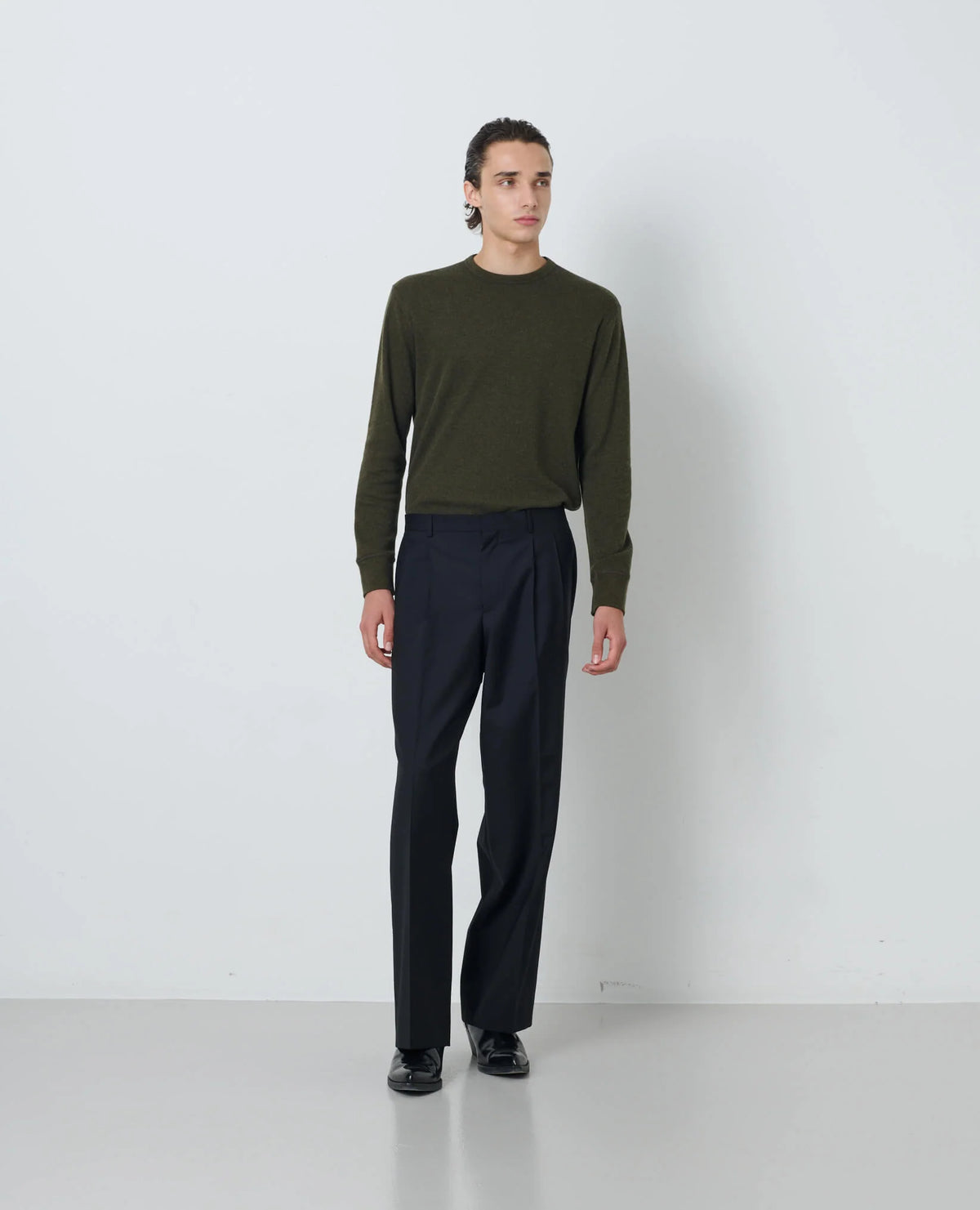 SUNFLOWER Wide Pleated Trouser Tropical Wool Black 着用イメージ 正面