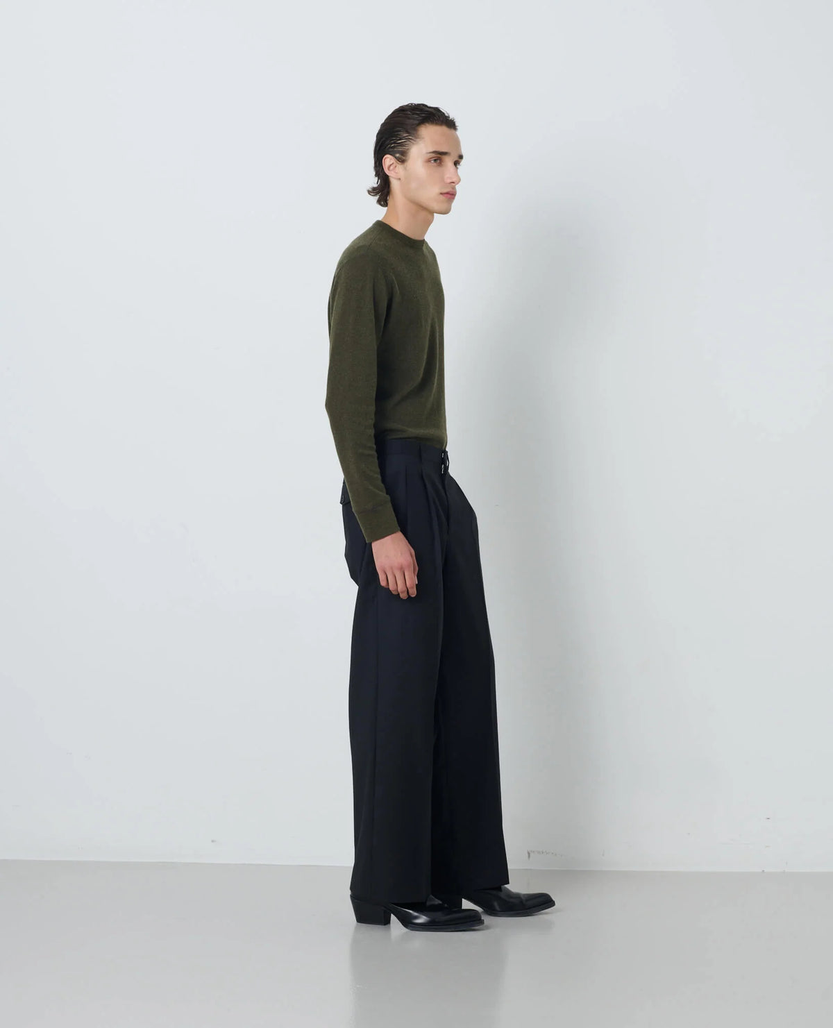 SUNFLOWER Wide Pleated Trouser Tropical Wool Black 着用イメージ 正面