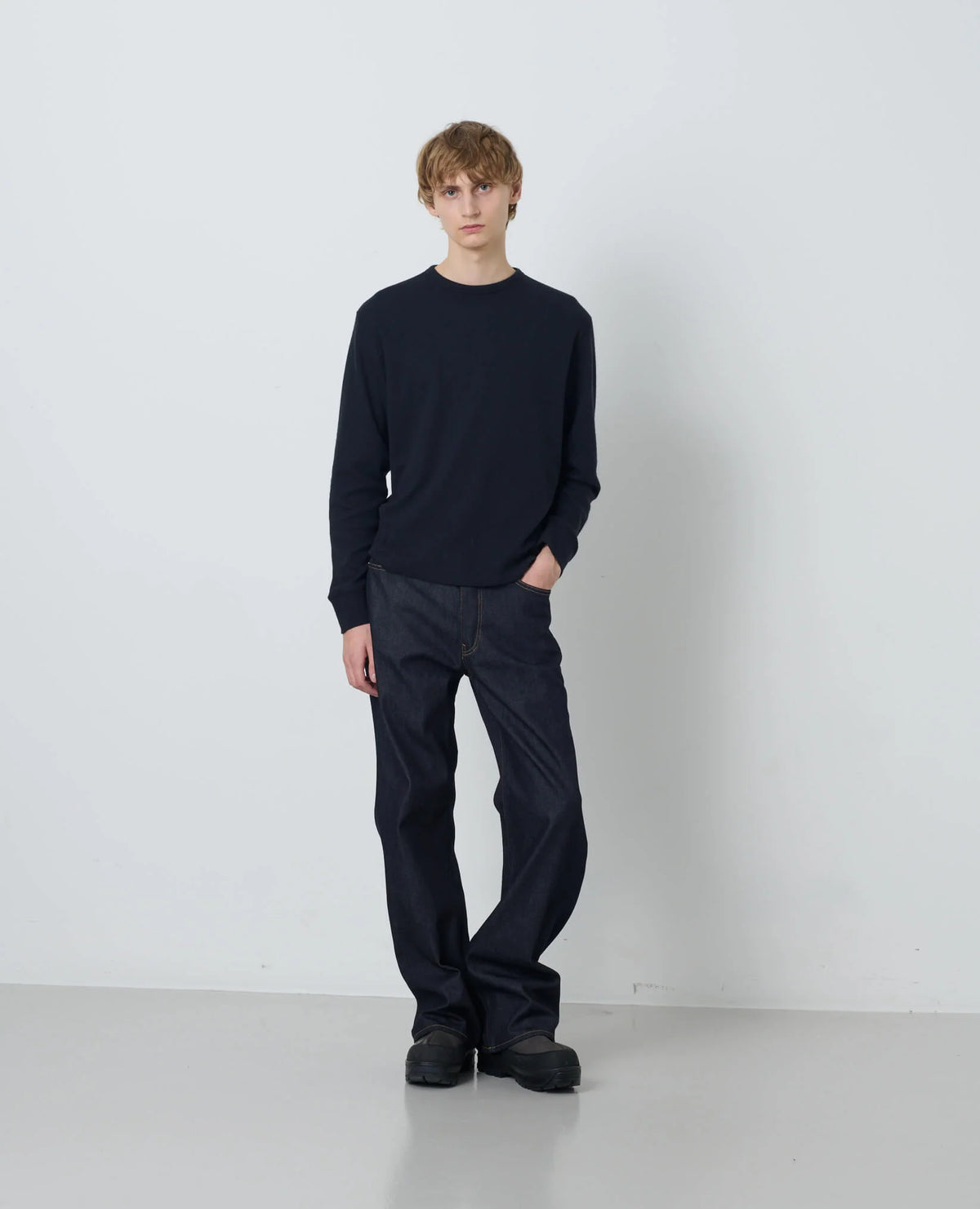 SUNFLOWER Wool Waffle Tee LS Black 着用イメージ 全身スタイリング