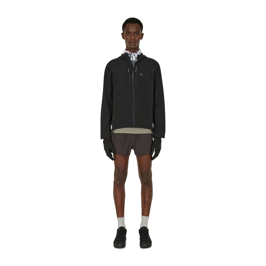 ROA Windbreaker Black 正面 全身着用イメージ