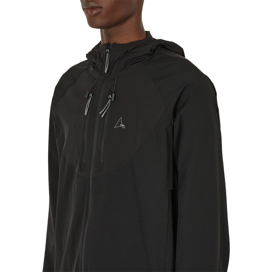 ROA Windbreaker Black モデル斜め前