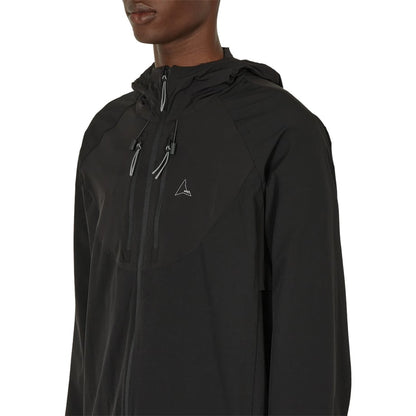 ROA Windbreaker Black モデル斜め前